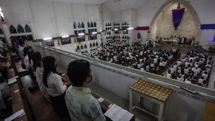 Umat Katolik mengikuti ibadah perayaan Misa Kamis Putih di Gereja Katedral Santa Maria, Palangkaraya, Kalimantan Tengah, Kamis (14/4/2022). Misa Kamis Putih tersebut merupakan rangkaian dari Tri Hari Suci Paskah untuk memperingati peristiwa Perjamuan Kudus Yesus dengan 12 muridnya. ANTARA FOTO/Makna Zaezar/YU