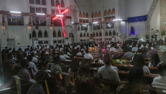 IBADAH MISA KAMIS PUTIH DI PALANGKA RAYA Umat Katolik mengikuti ibadah perayaan Misa Kamis Putih di Gereja Katedral Santa Maria, Palangkaraya, Kalimantan Tengah, Kamis (14/4/2022). Misa Kamis Putih tersebut merupakan rangkaian dari Tri Hari Suci Paskah untuk memperingati peristiwa Perjamuan Kudus Yesus dengan 12 muridnya. ANTARA FOTO/Makna Zaezar/YU
