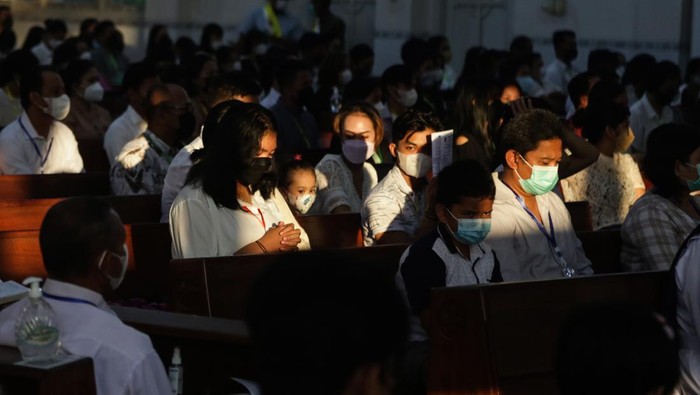 IBADAH MISA KAMIS PUTIH DI PALANGKA RAYA Umat Katolik mengikuti ibadah perayaan Misa Kamis Putih di Gereja Katedral Santa Maria, Palangkaraya, Kalimantan Tengah, Kamis (14/4/2022). Misa Kamis Putih tersebut merupakan rangkaian dari Tri Hari Suci Paskah untuk memperingati peristiwa Perjamuan Kudus Yesus dengan 12 muridnya. ANTARA FOTO/Makna Zaezar/YU