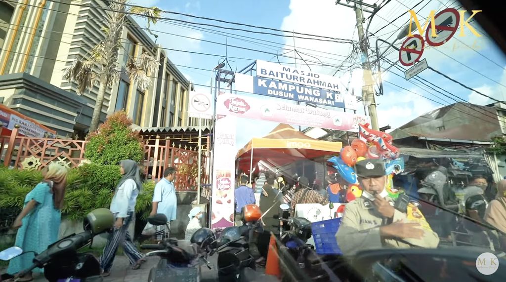 Ikut Meriahkan Ramadan, Maharani Kemala Borong Takjil di Kampung Jawa Bali