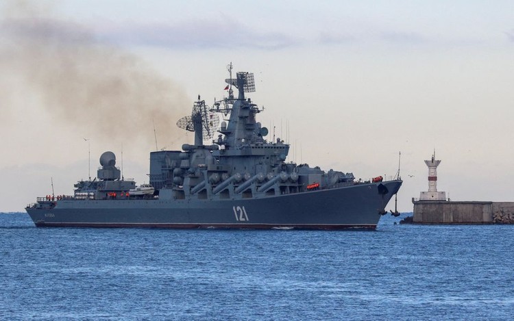 Ilustrasi -- Kapal perang Rusia, Moskva, dalam foto di pelabuhan Sevastopol, Crimea, pada November 2021 The Russian Navys guided missile cruiser Moskva sails back into a harbour after tracking NATO warships in the Black Sea, in the port of Sevastopol, Crimea November 16, 2021. REUTERS/Alexey Pavlishak/File Photo