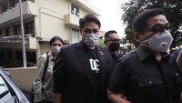 Tidak sendiri, Ivan Gunawan ditemani kuasa hukumnya, Sandy Arifin. Foto: Palevi/detikcom