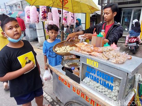 Jajanan di Jalan Terusan Gatot Subroto Bandung.
