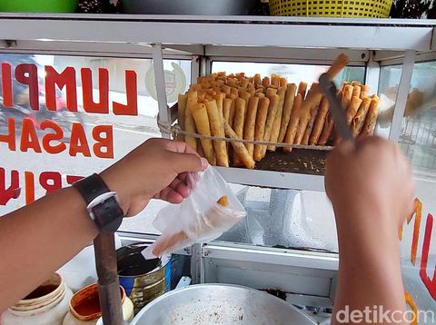 Jajanan di Jalan Terusan Gatot Subroto Bandung.