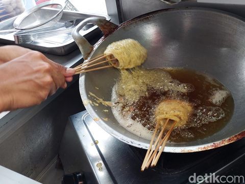 Jajanan di Jalan Terusan Gatot Subroto Bandung.