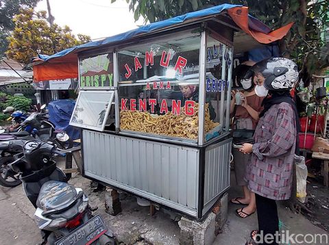Jajanan di Jalan Terusan Gatot Subroto Bandung.