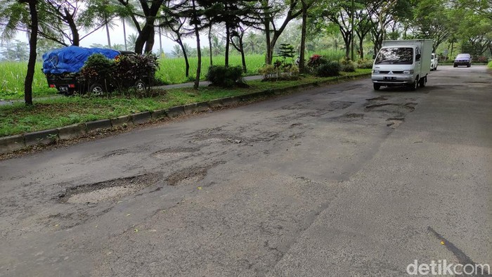 Jalan berlubang di Malang