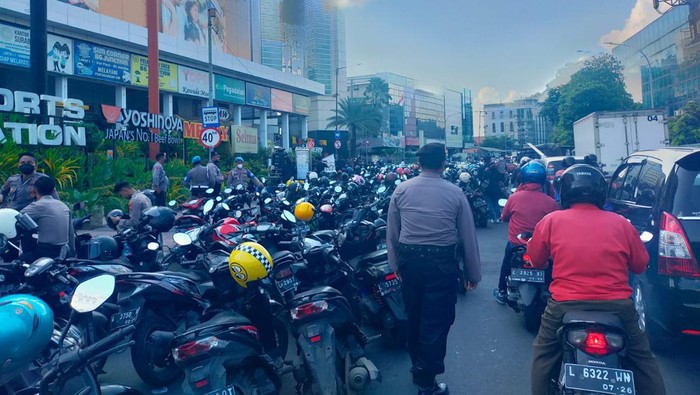 jalan bubutan macet atau simpang empat macet