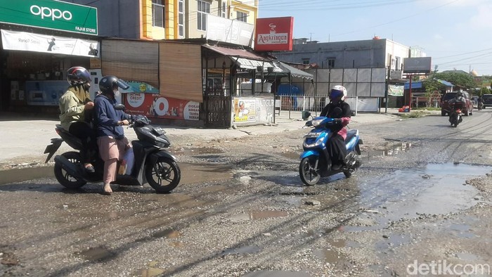 Kondisi jalan rusak di Kota Pekanbaru.