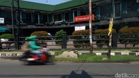 Meski di tepi jalan, pengendara harus berhati-hati supaya tidak menabrak benda tersebut.