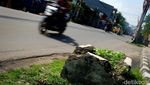 Jangan Meleng, Ada Kotak Semen Menjorok ke Jalan di Ciputat