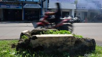 Penampakan sebuah kotak semen yang terlihat menjorok ke Jalan WR Supratman, Kampung Utan, Ciputat, Tangerang Selatan.