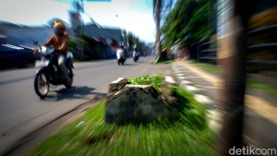 Jangan Meleng, Ada Kotak Semen Menjorok ke Jalan di Ciputat