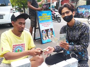 Jasa Tukar Uang Baru di Lamongan Sudah Ramai, Pecahan Rp 2 Ribu Paling Laris
