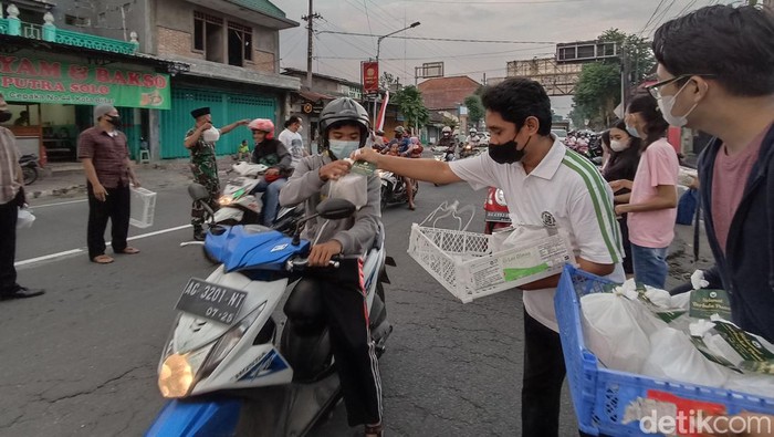 jemaat gereja bagi takjil