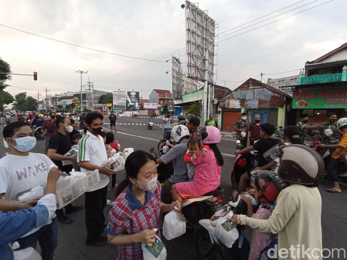 jemaat gereja bagi takjil