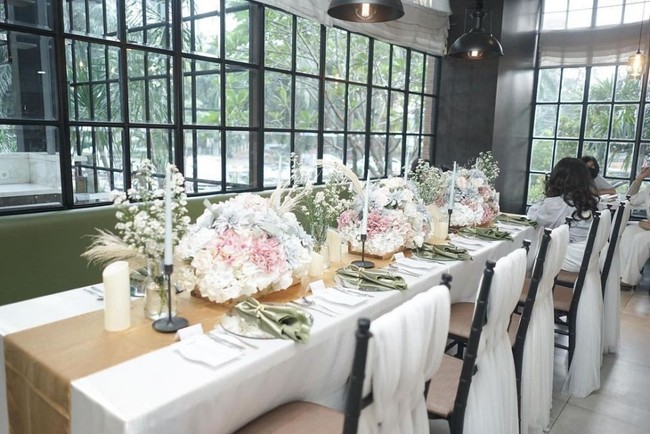 Dengan dekorasi simpel yang didominasi warna putih, baby shower Jessica Iskandar itu terlihat elegan. Untuk mempercantik dekorasinya, terdapat rangkaian-rangkaian bunga berwarna putih yang dipadukan dengan merah muda. Foto: Instagram