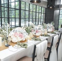 Dengan dekorasi simpel yang didominasi warna putih, baby shower Jessica Iskandar itu terlihat elegan. Untuk mempercantik dekorasinya, terdapat rangkaian-rangkaian bunga berwarna putih yang dipadukan dengan merah muda. Foto: Instagram