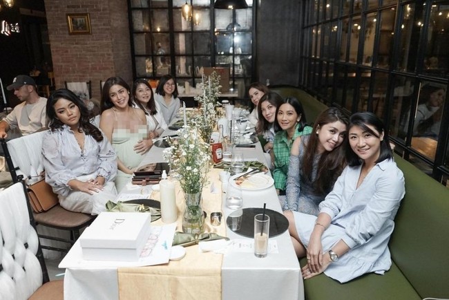 Jessica Iskandar pun tampak berfoto dengan Girls Squad dan tamu yang hadir di acaranya. Biasa selalu ada Nia Ramadhani, kali ini dalam acara tersebut istri Ardi Bakrie tampak tidak hadir karena masih menjalani rehabilitasi. Foto: Instagram