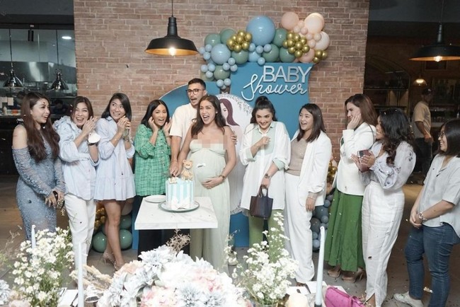 Ashanty pun tampak ikut memberikan kejutan bersama Girls Squad. Momen baby shower Jessica Iskandar itu tampak meriah dengan dihadiri para kerabat dan orang-orang tersayangnya. Foto: Instagram