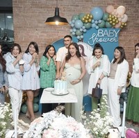 Ashanty pun tampak ikut memberikan kejutan bersama Girls Squad. Momen baby shower Jessica Iskandar itu tampak meriah dengan dihadiri para kerabat dan orang-orang tersayangnya. Foto: Instagram