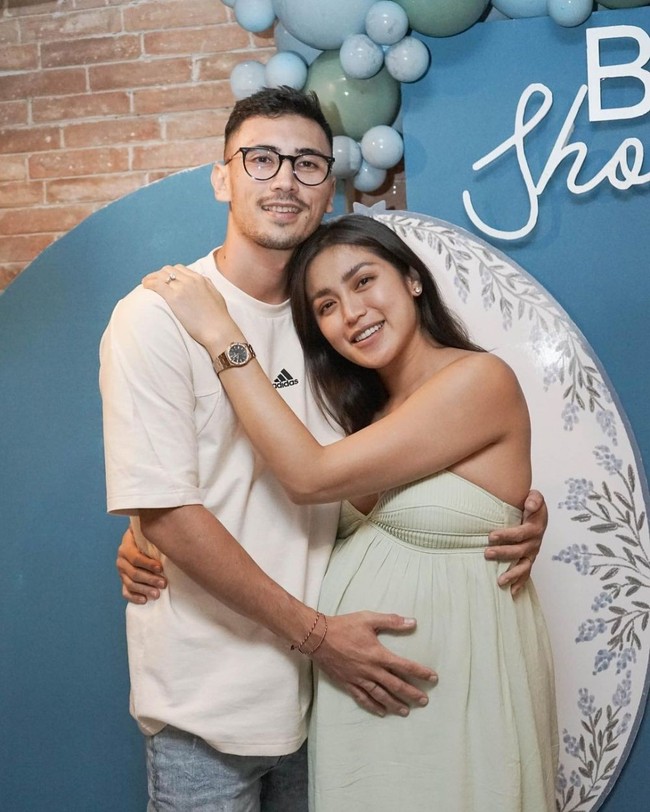 Sang suami, Vincent Verhaag tampak dengan setia menemani Jessica Iskandar. Pasangan yang akan segera menimang anak kedua itu terlihat begitu kompak dan mesra. Foto: Instagram