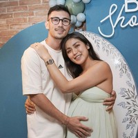 Sang suami, Vincent Verhaag tampak dengan setia menemani Jessica Iskandar. Pasangan yang akan segera menimang anak kedua itu terlihat begitu kompak dan mesra. Foto: Instagram