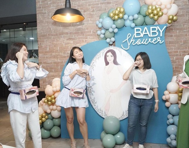 Acara baby shower Jessica Iskandar itu terlihat seru dengan diisi beragam permainan. Seperti dalam foto yang satu ini, para hadirin yang datang tampak asik bermain bersama. Foto: Instagram