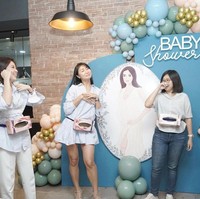 Acara baby shower Jessica Iskandar itu terlihat seru dengan diisi beragam permainan. Seperti dalam foto yang satu ini, para hadirin yang datang tampak asik bermain bersama. Foto: Instagram