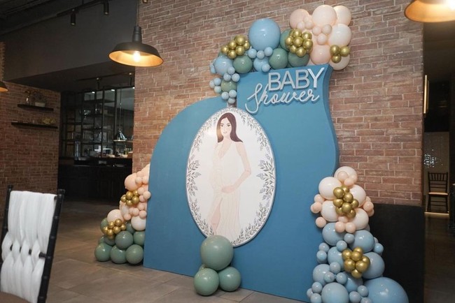 Semakin dekat dengan waktu persalinan anak keduanya, Jessica Iskandar mendapatkan kejutan baby shower dari Girls Squad. Baby Shower tersebut tampak diadakan di sebuah restoran mewah di daerah Jakarta. Foto: Instagram