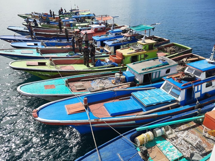 Kapal nelayan di Aceh yang terjaring razia.
