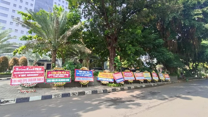 Karangan bunga untuk polisi mendukung pengusutan pengeroyokan Ade Armando