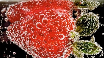 Strawberry in Soda karya Ashley Lee dari San Fransisco, AS. Foto ini diambil menggunakan iPhone 13 Pro. Foto: Ashley Lee