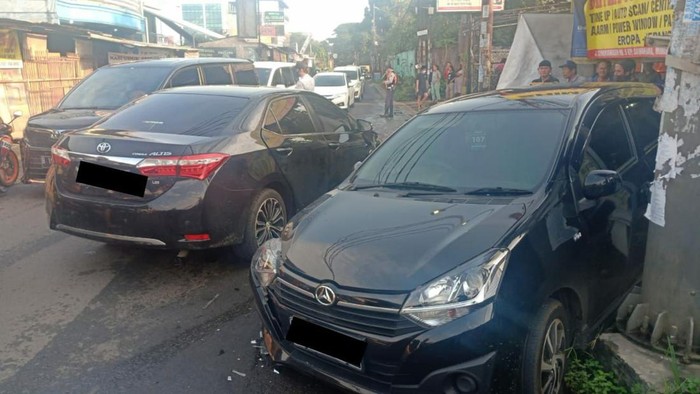 Kecelakaan 2 mobil di Tangsel