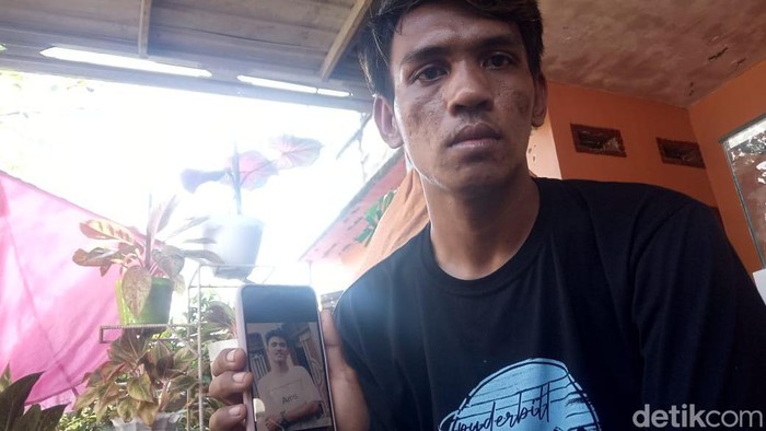 Keluarga memperlihatkan foto Anwar Sauki Daeng Paewa (24) yang menjadi korban kebengisan KKB di Puncak Jaya, Papua (detikSulsel/Muh Ishak Agus)