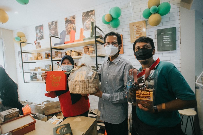 Ketua DPRD Kota Surabaya Adi Sutarwijono mengunjungi pelaku usaha kue kering, Diah Arfianti di Kampung Ketandan, Surabaya.