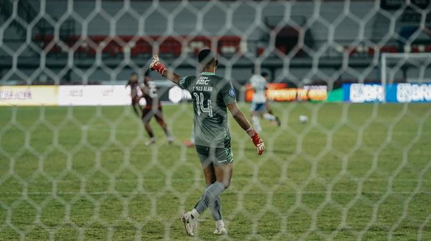 Kiper Persib Teja Paku Alam.