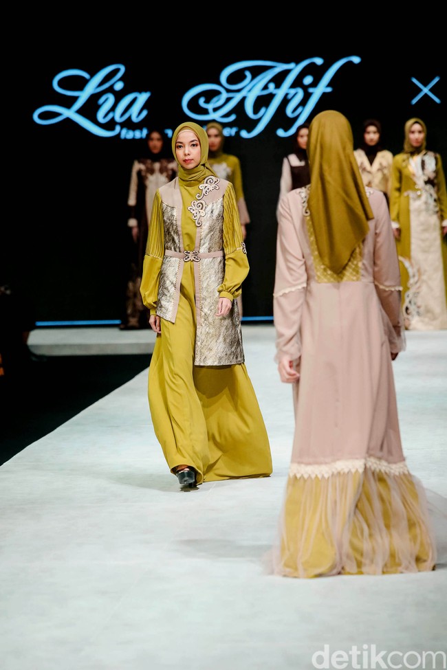 Deretan dress panjang mendominasi koleksi busana Lia Afif yang ditampilkan di Indonesia Fashion Week 2022. Foto: Grandyos Zafna