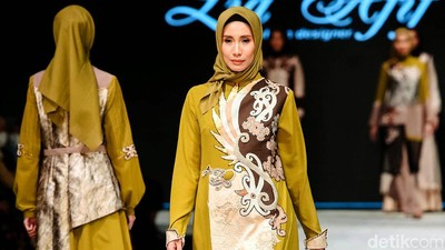 8 Koleksi Busana Batik dari Serbuk Kayu Ulin di Indonesia Fashion Week 2022