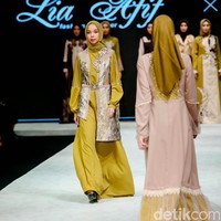 Deretan dress panjang mendominasi koleksi busana Lia Afif yang ditampilkan di Indonesia Fashion Week 2022. Foto: Grandyos Zafna