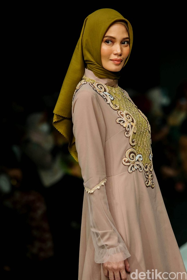 Fashion show koleksi Lia Afif yang mengusung budaya Kutai Timur, Kalimantan Timur di Indonesia Fashion Week 2022. Foto: Grandyos Zafna
