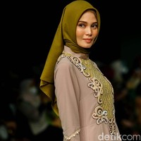 Fashion show koleksi Lia Afif yang mengusung budaya Kutai Timur, Kalimantan Timur di Indonesia Fashion Week 2022. Foto: Grandyos Zafna