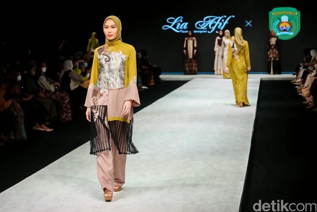 Lia Afif menghadirkan 12 koleksi busana batik dari serbuk kayu ulin di Indonesia Fashion Week 2022. Foto: Grandyos Zafna