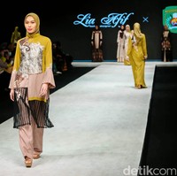 Lia Afif menghadirkan 12 koleksi busana batik dari serbuk kayu ulin di Indonesia Fashion Week 2022. Foto: Grandyos Zafna
