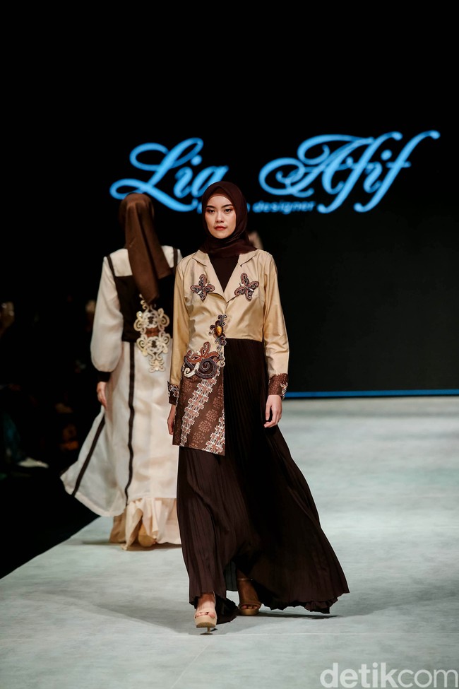 Lia Afif membawakan karya bertajuk Cyclona Ulina yang dimaknai sebagai Sang Badai Ulin. Makna koleksinya menghadirkan rangkaian busana yang seluruhnya kuat dan beriringan, berkelindan bagai badai dengan warna-warna yang di tarik dari nuansa kayu ulin. Foto: Grandyos Zafna