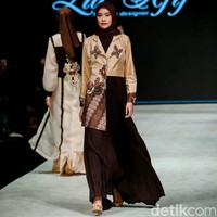 Lia Afif membawakan karya bertajuk Cyclona Ulina yang dimaknai sebagai Sang Badai Ulin. Makna koleksinya menghadirkan rangkaian busana yang seluruhnya kuat dan beriringan, berkelindan bagai badai dengan warna-warna yang di tarik dari nuansa kayu ulin. Foto: Grandyos Zafna