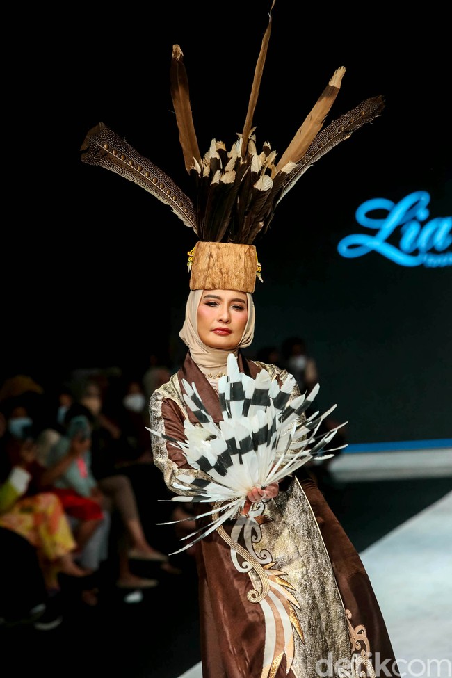 Wakil Bupati Kutai Timur Bapak Dr. H. Kasmidi Bulang, ST.MM mengatakan koleksi Lia Afif ini untuk mengenalkan potensi wisata dan juga karya pengrajin batik di Kalimantan Timur. Foto: Grandyos Zafna