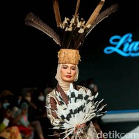 Wakil Bupati Kutai Timur Bapak Dr. H. Kasmidi Bulang, ST.MM mengatakan koleksi Lia Afif ini untuk mengenalkan potensi wisata dan juga karya pengrajin batik di Kalimantan Timur. Foto: Grandyos Zafna
