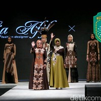 Desainer Lia Afif menggelar fashion show di hari pertama Indonesia Fashion Week 2022, Rabu (13/4/2022) dengan menghadirkan koleksi batik dari pewarnaan alam menggunakan serbuk kayu ulin. Foto: Grandyos Zafna