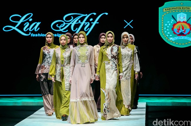 Lia Afif menghadirkan busana warna cokelat, mocca, nude, cream, hijau dan ivory sehingga menonjolkan motif wakaroros yang merupakan motif khas batik Kutai Timur, yang di gagas oleh Tirah Satriani SE.MM, Sekretaris Dinas Pariwisata selaku penggagas pengembangan batik dan motif khas Kutai Timur. Foto: Grandyos Zafna